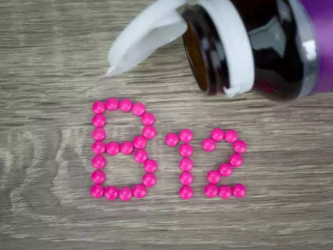 Mức vitamin B12 bình thường mà cơ thể con người nên có là bao nhiêu? Mức vitamin B12 trên 300 pg/mL được coi là bình thường. Mức vitamin B12 dưới 200 pg/mL được coi là thiếu hụt. Khi nồng độ vitamin B12 giảm đáng kể, nó có thể dẫn đến tình trạng thiếu vitamin B12. Sự thiếu hụt này có thể gây hậu quả nghiêm trọng cho sức khỏe nếu không được điều trị.