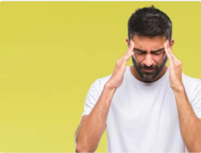 Suy giảm nhận thức: Vitamin B12 rất cần thiết để duy trì hệ thần kinh khỏe mạnh, bao gồm cả não. Mức B12 thấp sẽ ảnh hưởng đến chức năng nhận thức, dẫn đến khó tập trung, các vấn đề về trí nhớ và rối loạn tinh thần. Trong trường hợp nghiêm trọng có thể dẫn đến rối loạn tâm trạng, chẳng hạn như trầm cảm và khó chịu. Những suy giảm nhận thức này có thể ảnh hưởng đến cuộc sống hàng ngày và sức khỏe tổng thể, do đó việc giải quyết kịp thời tình trạng thiếu B12 là rất quan trọng.