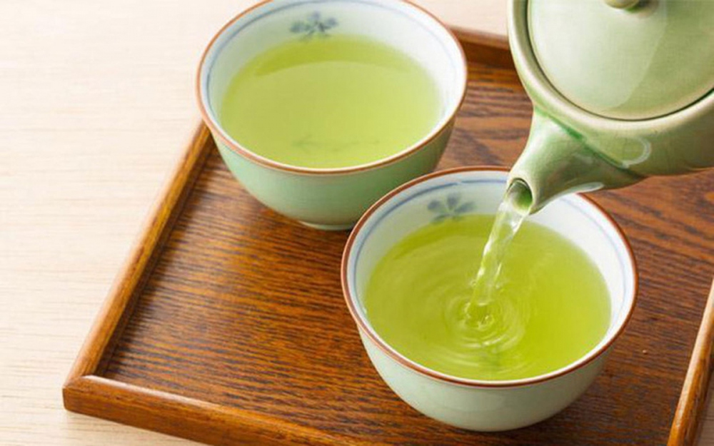 Trà xanh: Trong trà xanh có chứa có chứa nhiều catechin, một chất chống oxy hóa mạnh, có thể ức chế sự phát triển của tế bào ung thư, đồng thời chữa lành những tổn thương ở gan. Tuy nhiên bạn chỉ nên uống trà này vừa phải, tránh lạm dụng quá nhiều.