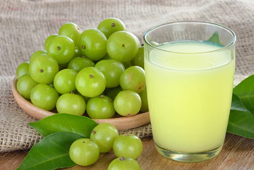 Nước ép quả Amla (quả lý gai): Amla là một trong những thực phẩm tốt nhất cho sức khỏe, bởi nó chứa nhiều chất chống oxy hóa, cực kỳ có lợi cho gan. Nó cũng chứa các đặc tính giúp tăng cường sức khỏe tiêu hóa. Quả lý gai cũng rất giàu chất dinh dưỡng khác, là lựa chọn cho chế độ ăn uống lành mạnh của bạn.