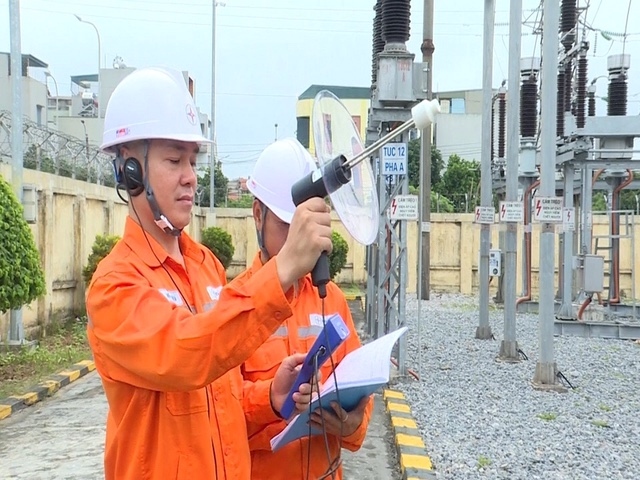 Đội Quản lý vận hành lưới điện cao thế kiểm tra phóng điện cục bộ cầm tay tại TBA 110 kV Cái Lân