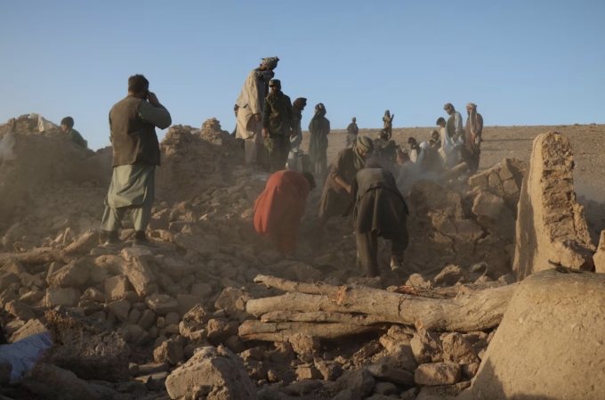 Người dân Afghanistan bới gạch đá tìm người sống sót ở ngoại ô thành phố Herat, sau trận động đất ngày 7/10. Ảnh: AFP