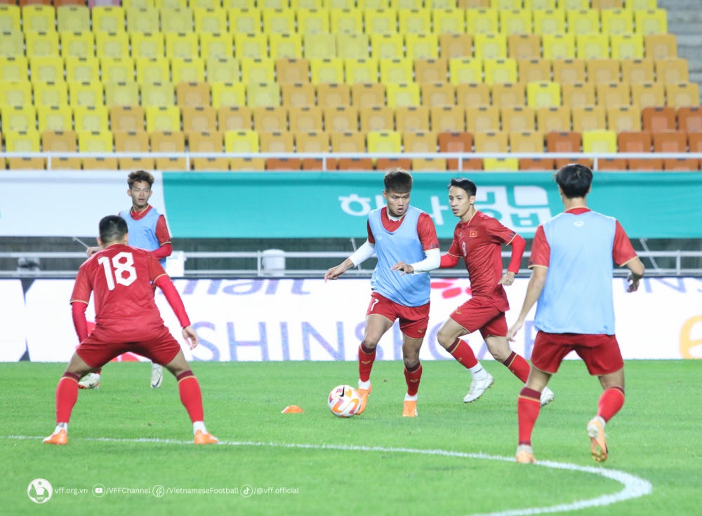 Tối ngày 16/10 (giờ Việt Nam), ĐT Việt Nam có buổi tập làm quen sân Suwon World Cup để chuẩn bị cho trận giao hữu với ĐT Hàn Quốc, diễn ra vào lúc 18h00 ngày mai 17/10.