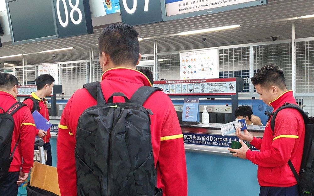 Sở dĩ ĐT Việt Nam mất nhiều thời gian tại sân bay Incheon do lượng khách nhập cảnh rất đông và đội tuyển buộc phải xếp hàng chờ tới lượt.