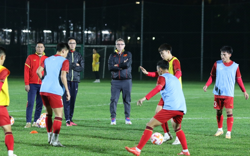 HLV Philippe Troussier trầm ngâm quan sát các học trò tập luyện.