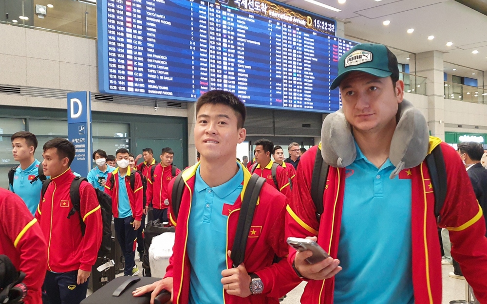 Sau khi hoàn tất thủ tục thông quan, đội lên xe bus do BTC chủ nhà bố trí để di chuyển tới Suwon và mất thêm hơn 1 tiếng di chuyển nữa mới có thể đặt chân tới thủ phủ của tỉnh Gyeonggi này.