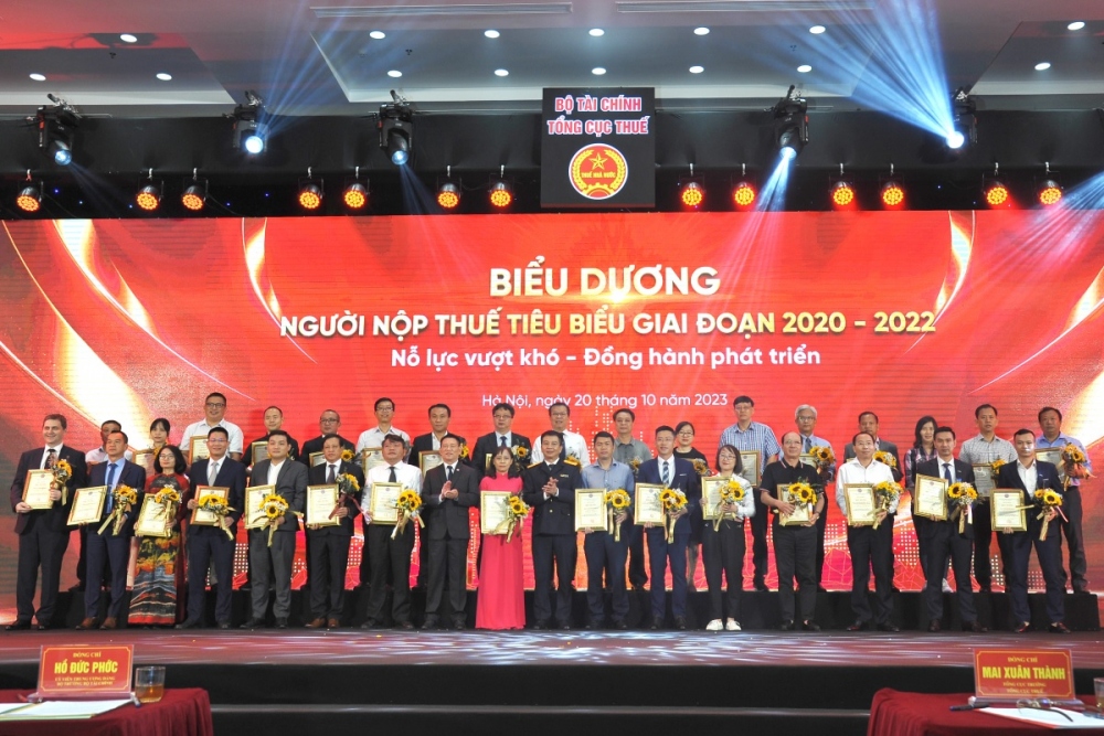 Các doanh nghiệp nộp thuế tiêu biểu được tuyên dương tại hội nghị