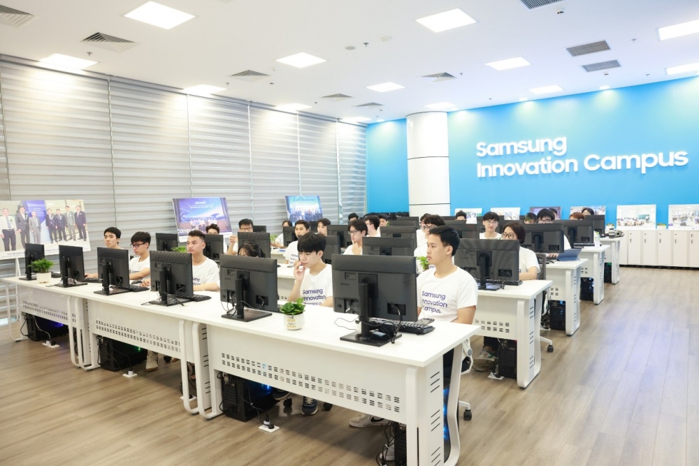Các em học sinh bắt đầu tham gia chương trình phát triển nhân tài Samsung Innovation Campus ngay tại phòng Lab của Samsung tại NIC