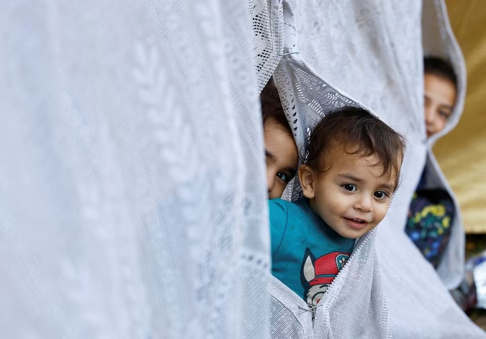 Các em bé Palestine tại khu trại tạm ở bệnh viện al-Shifa, thành phố Gaza ngày 12/10/2023. Ảnh: Reuters