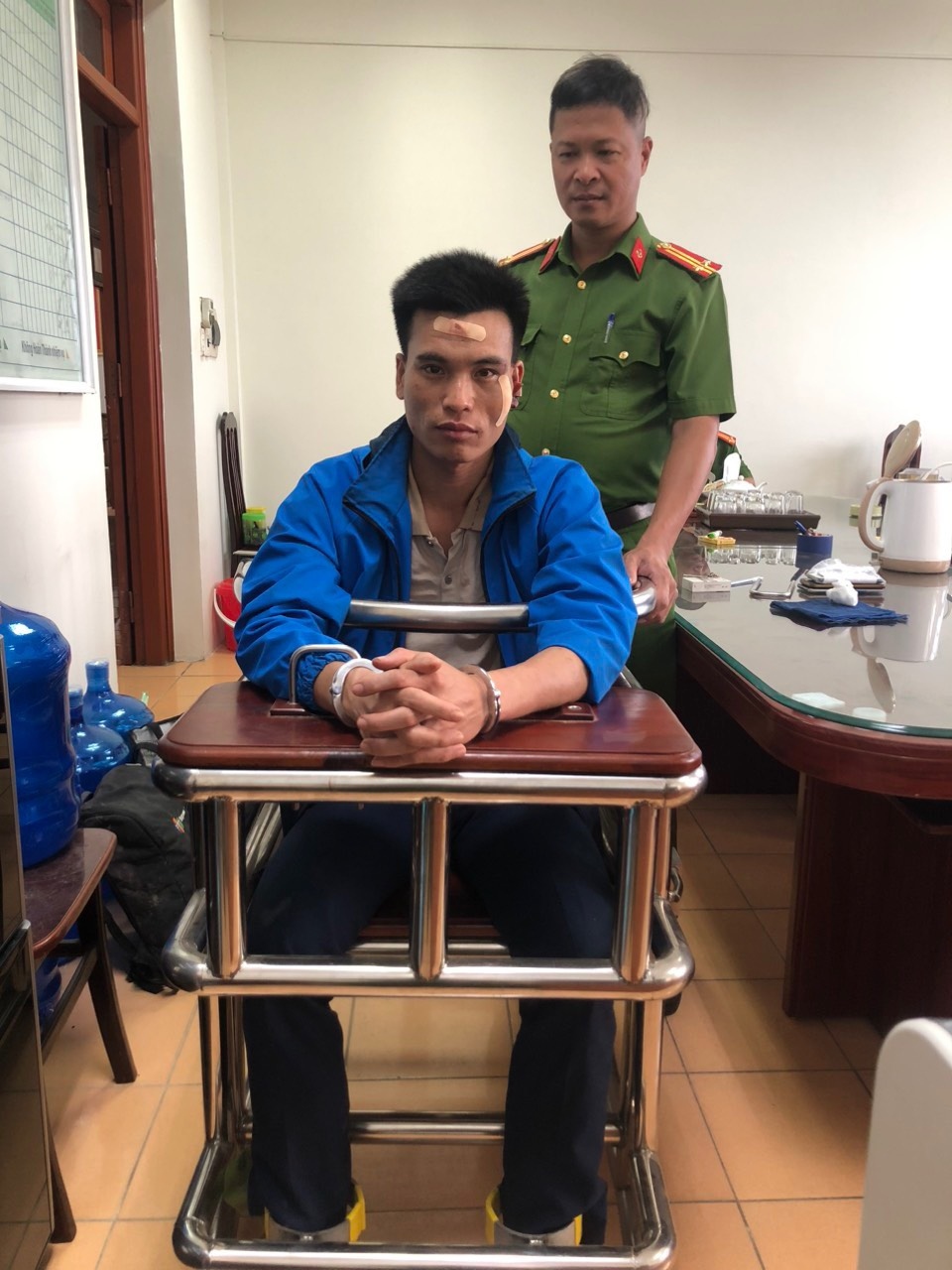Tuấn là đối tượng đã bỏ trốn khỏi Trại tạm giam tỉnh Hòa Bình và đang bị truy nã đặc biệt.
