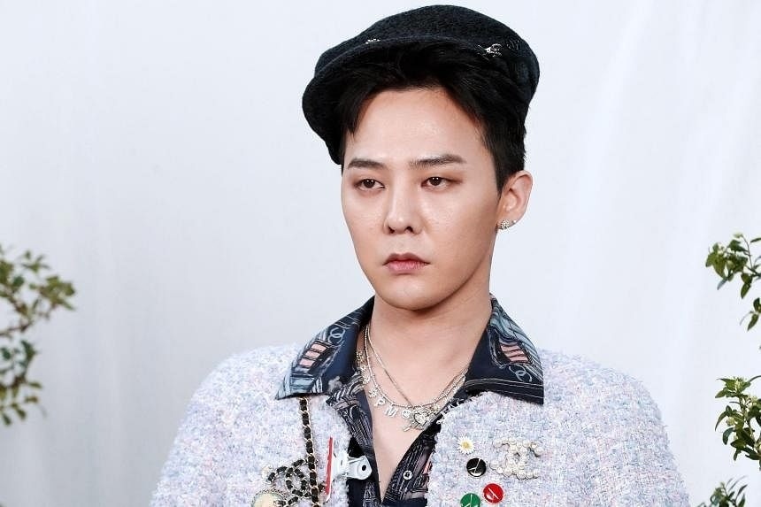 Thủ lĩnh Big Bang G-Dragon hai lần bị điều tra vì dùng ma túy. Anh hiện bị cấm xuất cảnh khỏi Hàn Quốc.