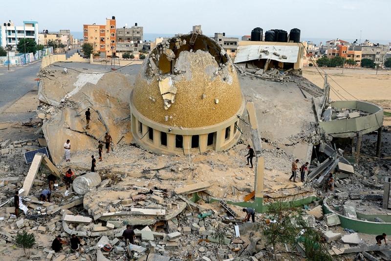 Một đền thờ ở Khan Younis bị phá hủy trong cuộc không kích của Israel vào Gaza ngày 8/10. Ảnh: Reuters.