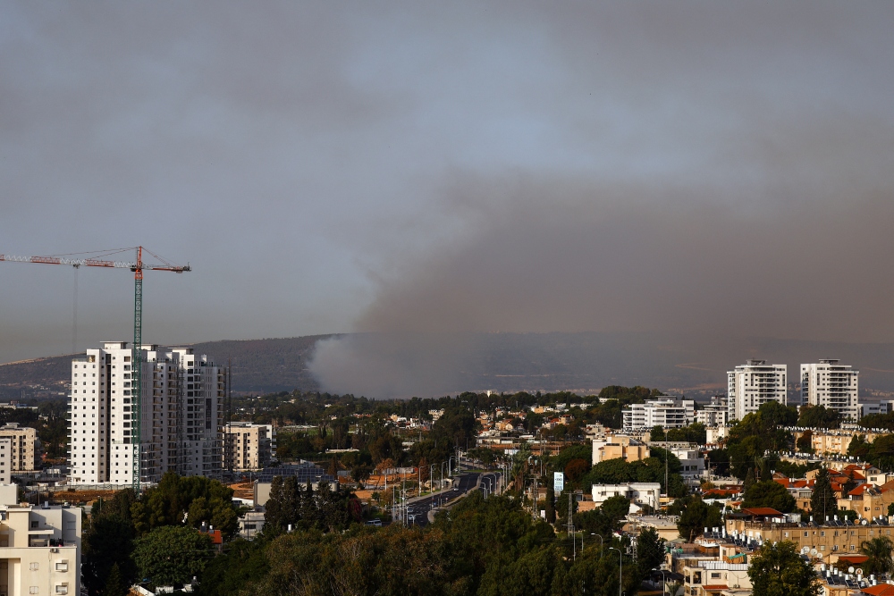 Khói bốc lên ở biên giới giữa Israel và Lebanon được nhìn từ Nahariya. Ảnh: Reuters