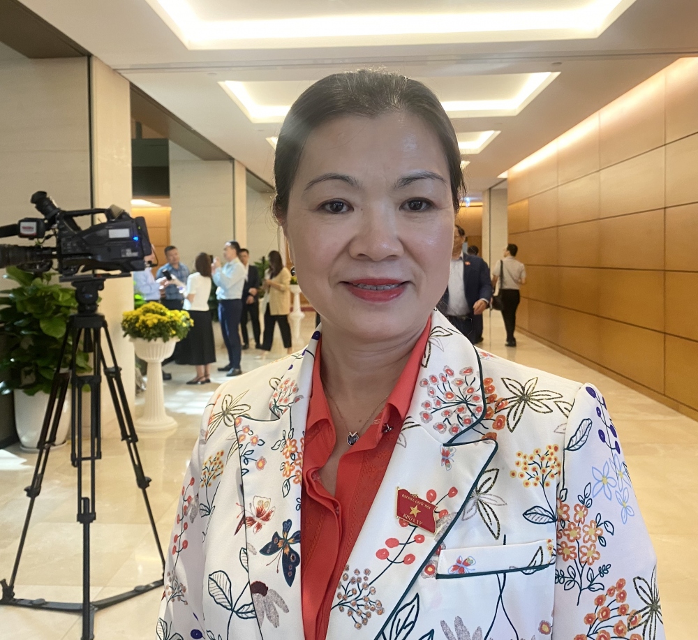 Đại biểu Trương Thị Ngọc Ánh (Đoàn ĐBQH TP. Cần Thơ), Phó Chủ tịch Ủy ban Trung ương Mặt trận Tổ quốc (MTTQ) Việt Nam, đã trao đổi với báo chí bên hành lang Quốc hội