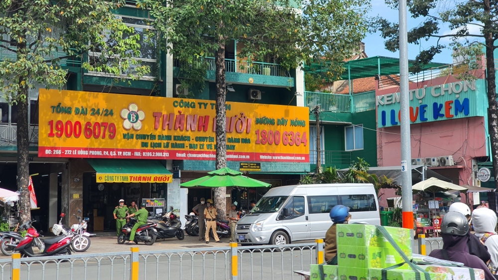 Nhiều lực lượng công an cùng Thanh tra giao thông làm việc tại trụ sở Công ty Thành Bưởi. (Ảnh: T.K)