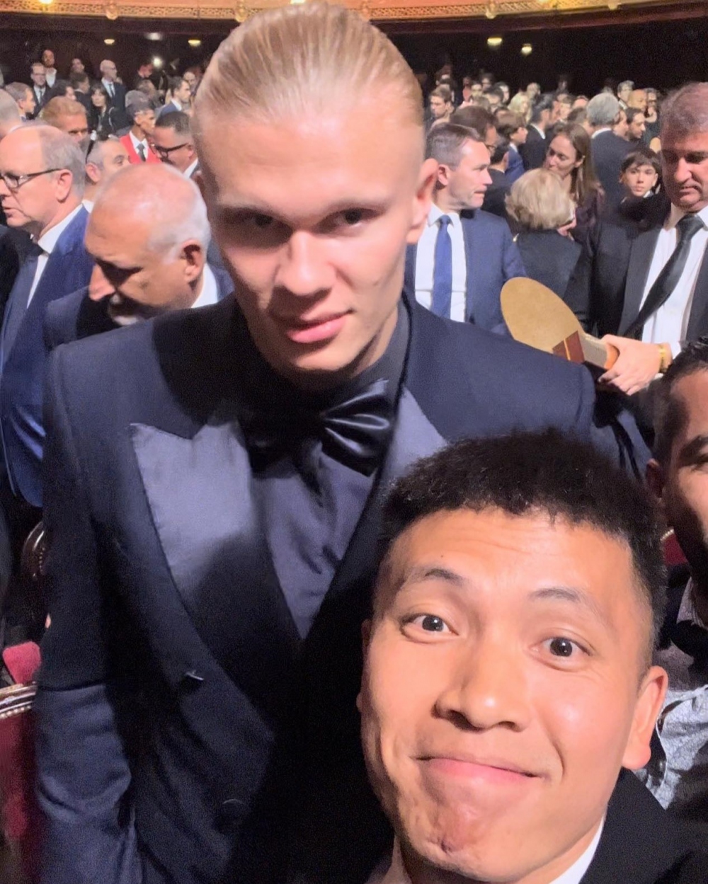 Đỗ Kim Phúc chụp ảnh cùng Haaland. 