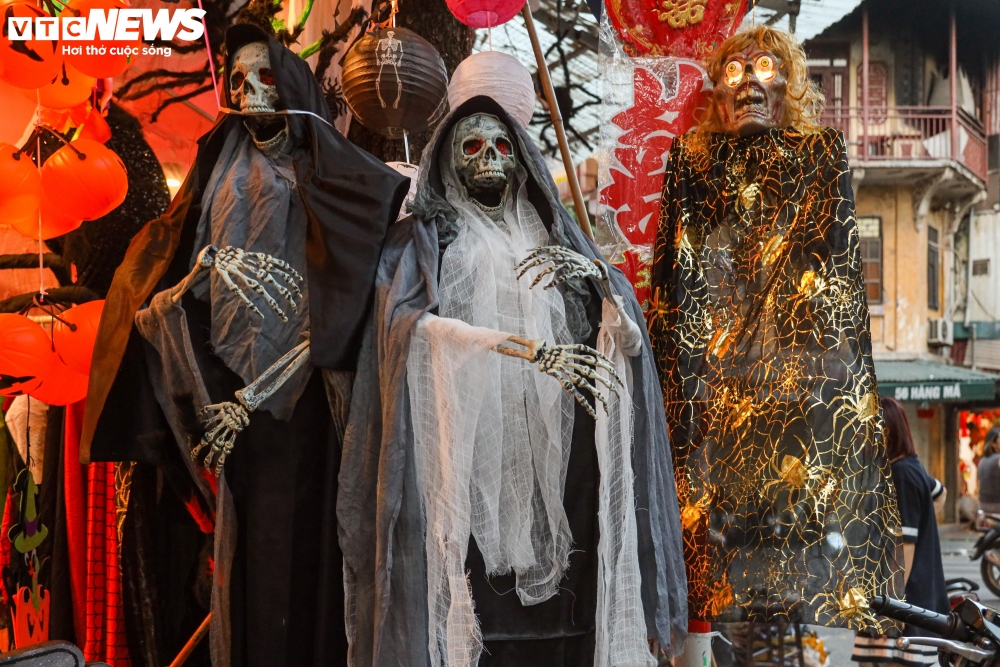 Decorative items such as pumpkin lanterns, effigies, and spooky statues prove to be popular among restaurants, cafés, and fashion shops. Pictured is the most sought after costume for the Halloween season.