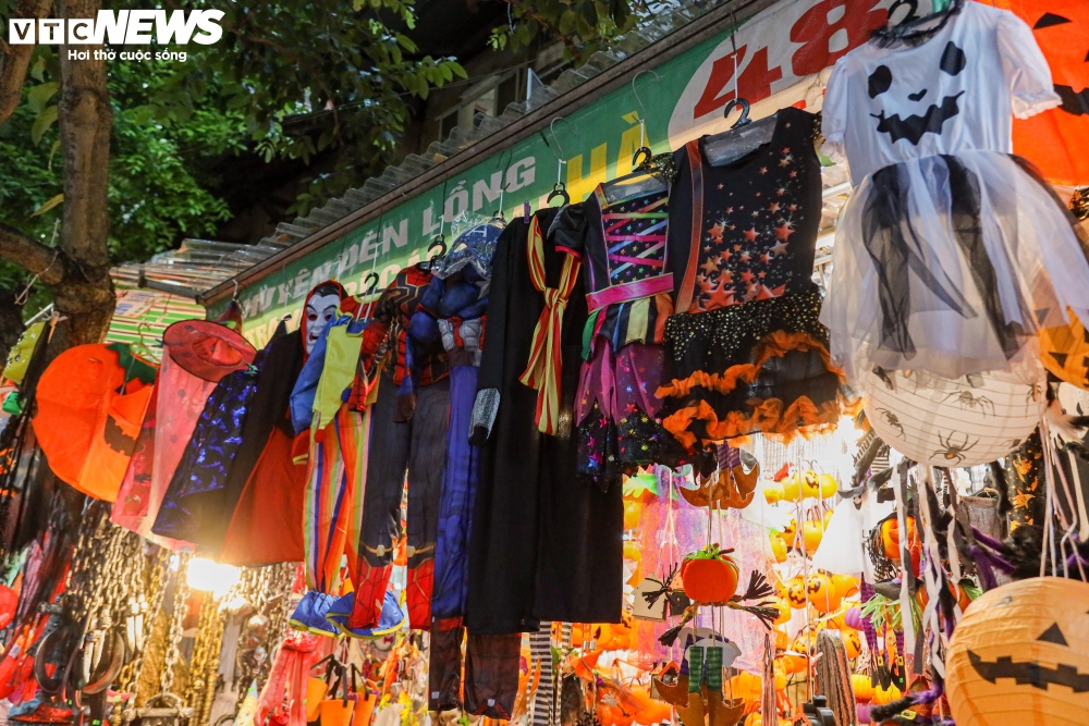 Among children, princess’ dresses, Superman outfits, and witches’ costumes are frequently the most popular items. They tend to sell for between VND100,000 and VND300,000 each.
