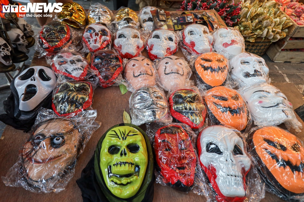 Spooky masks on sale featuring ghosts and ghouls, costing around VND80,000 to 150,000 each.