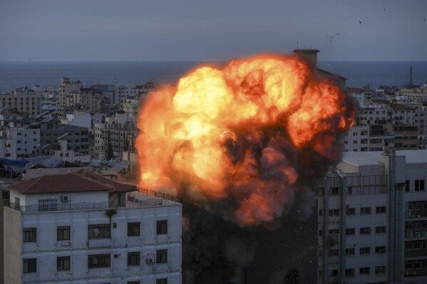 Lửa và khói bốc lên sau cuộc không kích của Israel, tại Gaza, Chủ nhật, ngày 8/10/2023. (Ảnh: AP)