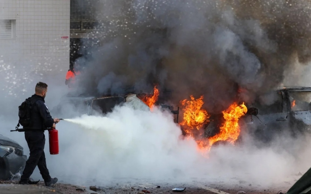 Cảnh sát Israel dập lửa do rocket Hamas phóng xuống miền Nam Israel. Ảnh: AFP