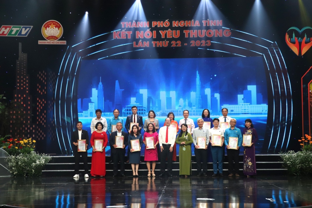 Chị Nguyễn Thị Thanh Thuỷ- Phó Giám đốc Khối Nhân sự HDBank- đại diện HDBank- cùng các đại diện doanh nghiệp tại chương trình "Thành phố nghĩa tình- Kết nối yêu thương"
