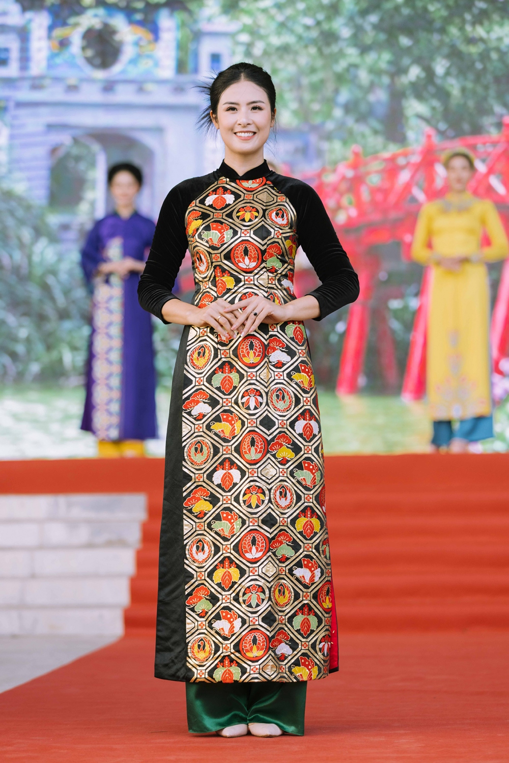 Hoa hậu Ngọc Hân mang đến 30 mẫu áo dài cho lễ hội