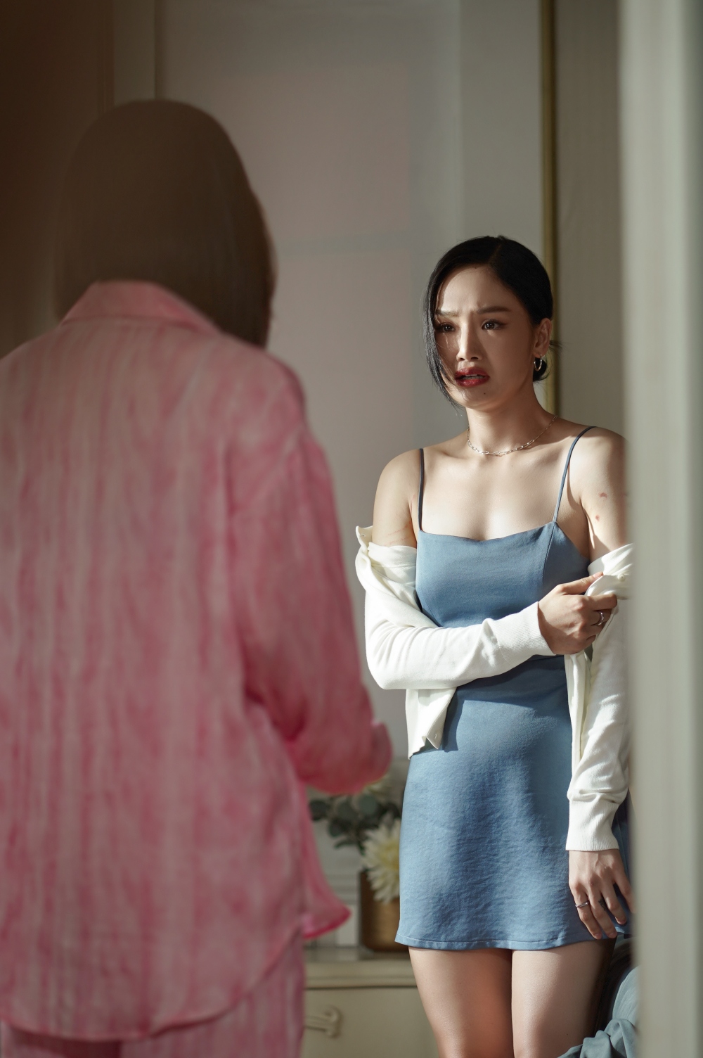 Miu Lê và Phương Anh Đào ẩu đả trên phim.