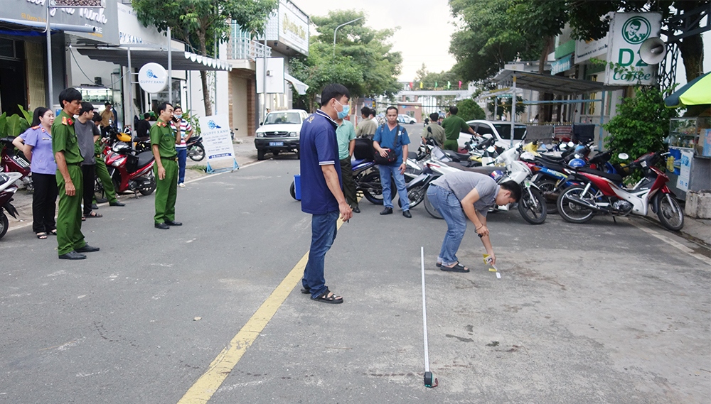 Lực lượng chức năng khám nghiệm hiện trường