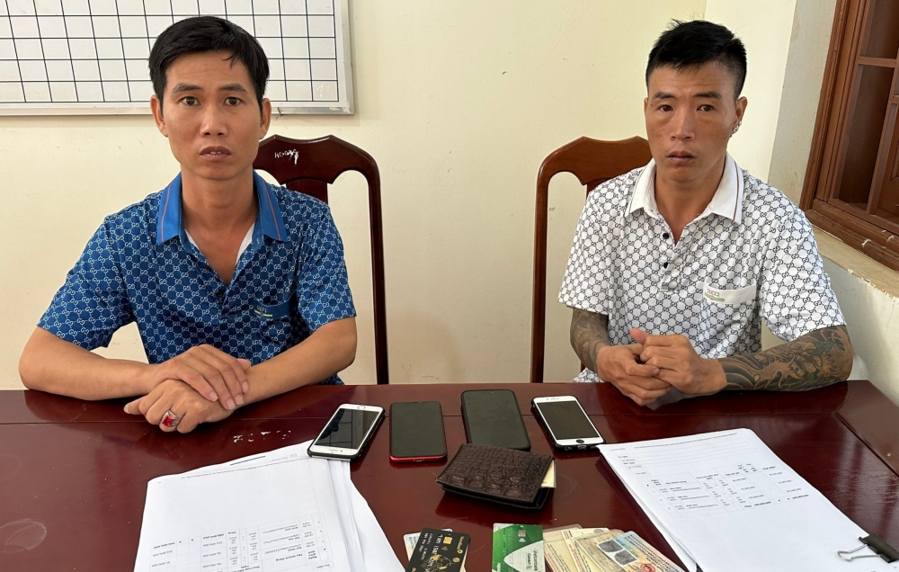 Hai đối tượng Đào Văn Khắc và Đào Văn Cương tại cơ quan công an