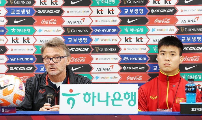 HLV Troussier và Duy Mạnh tham dự họp báo trước trận gặp ĐT Hàn Quốc (Ảnh: sportseoul)