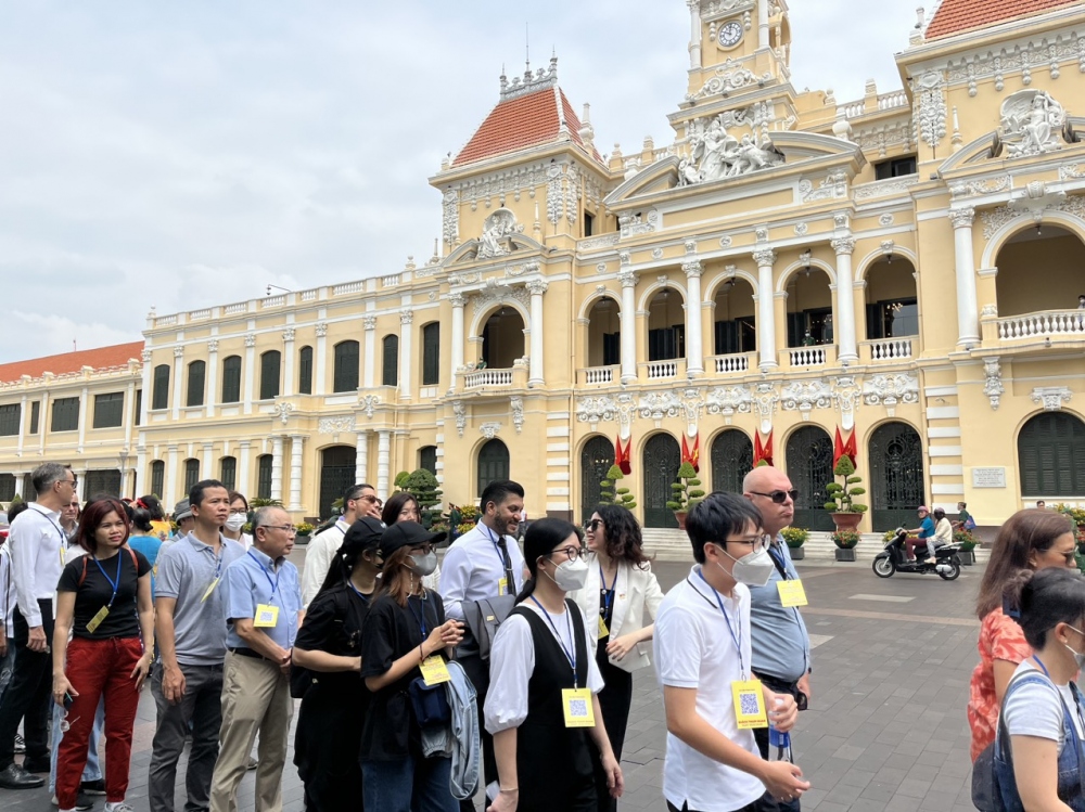Local and foreign tourists visit the headquarters of Ho Chi Minh City People's Committee (Photo: baotintuc.vn)