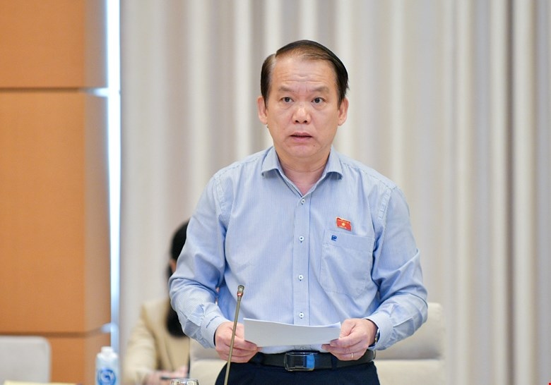 Chủ nhiệm Ủy ban Pháp luật Hoàng Thanh Tùng trình bày báo cáo thẩm tra sơ bộ dự án Luật Thủ đô (sửa đổi) tại phiên họp 26 của Ủy ban Thường vụ Quốc hội