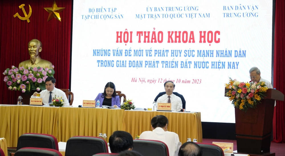 Đại biểu tham luận tại Hội thảo