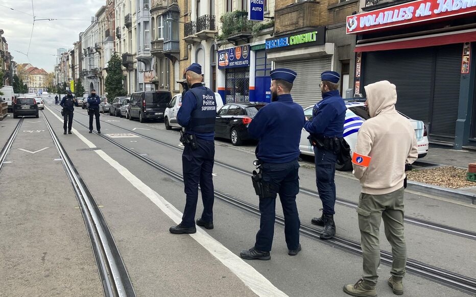 Cảnh sát đã phong tỏa khu vực nơi nghi phạm xả súng bị bắt trước khi chết (Ảnh: Le Parisien)