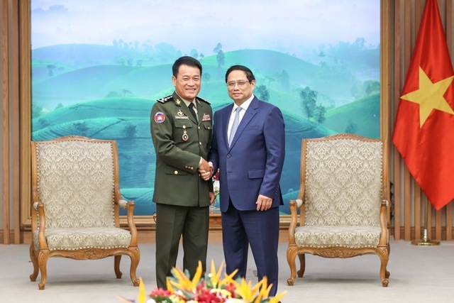 Thủ tướng Chính phủ Phạm Minh Chính tiếp Tổng Tư lệnh Quân đội Hoàng gia Campuchia, Đại tướng Vong Pisen (Ảnh: VGP/Nhật Bắc)