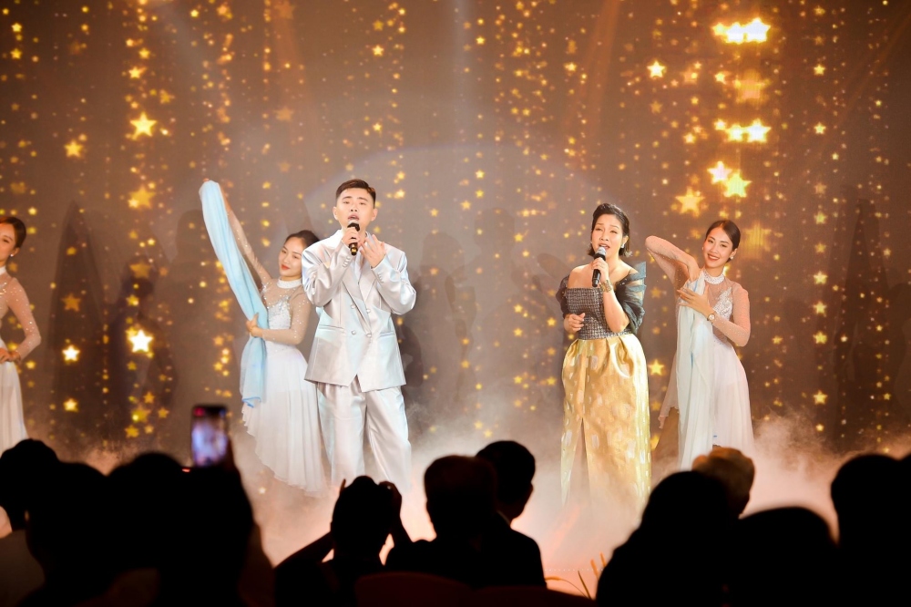 Diva Mỹ Linh song ca với Kiey