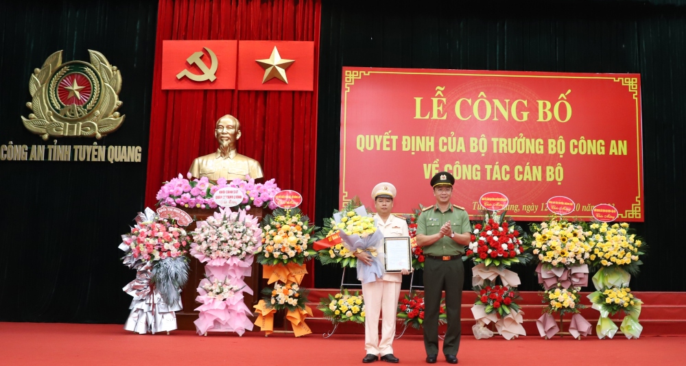 Đại tá Phạm Kim Đĩnh trao Quyết định bổ nhiệm có thời hạn đối với Thượng tá Phạm Hùng, Trưởng phòng Phòng Tổ chức cán bộ giữ chức vụ Phó Giám đốc Công an tỉnh Tuyên Quang.