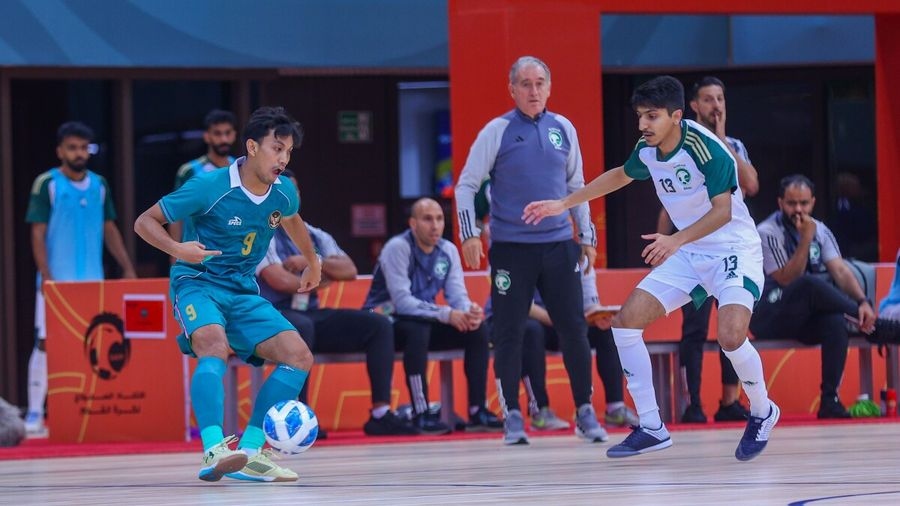ĐT Futsal Indonesia (áo xanh) không thể giành vé dự VCK Futsal châu Á 2024 và mất luôn cơ hội dự World Cup. (Ảnh: AFC). 