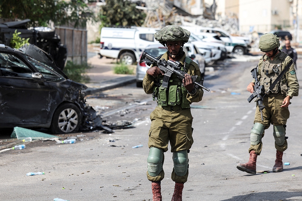 Lính Israel tuần tra gần một đồn cảnh sát ở Sderot sau vụ tấn công của Hamas từ Dải Gaza. Ảnh: Reuters