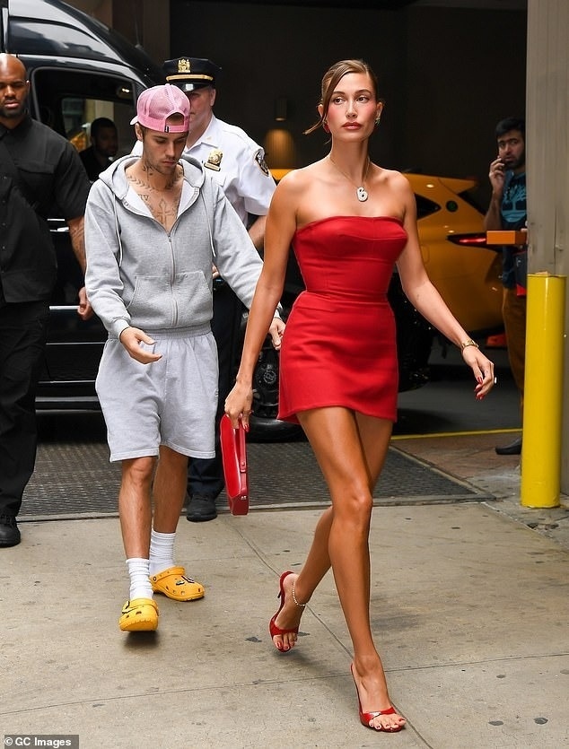 Tuy nhiên trong cuộc phỏng vấn độc quyền cho tạp chí GQ Hype mới đây, Hailey Baldwin đã chính thức lên tiếng về sự lựa chọn trang phục gây bàn tán của vợ chồng cô: “Justin thích mặc những chiếc quần rộng rãi, thoải mái khi đi ra ngoài còn tôi lại ưu tiên chọn những bộ váy ngắn xinh xắn. Chúng tôi cũng không có thói quen cùng bàn bạc xem nên mặc gì để trông thật đồng điệu. Chồng tôi lúc nào cũng mặc đồ xong trước tôi, không suy nghĩ nhiều về chuyện trang phục”.
