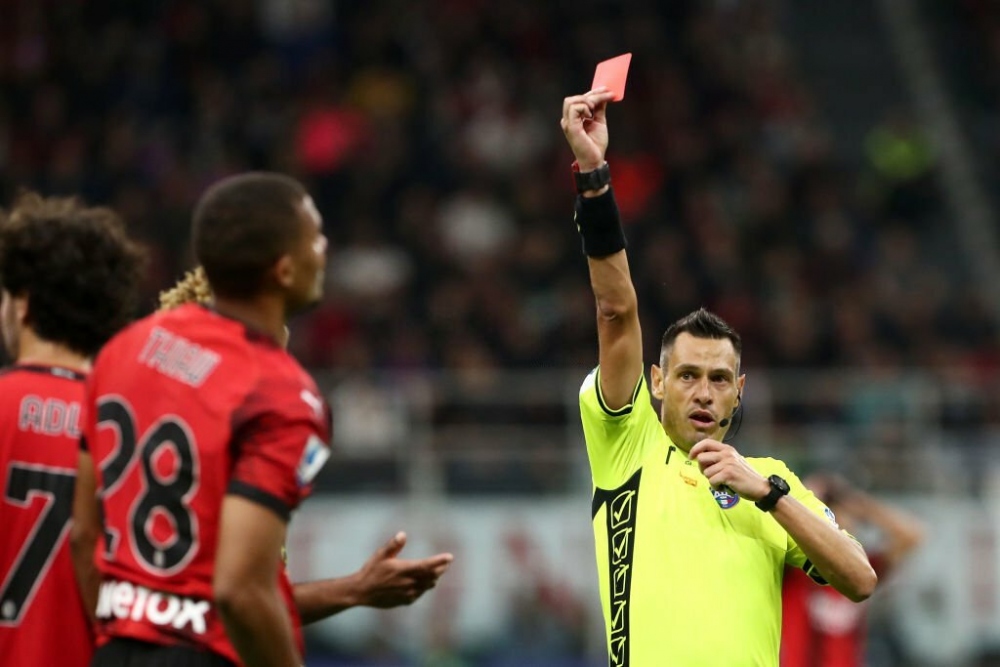 AC Milan chơi thiếu người từ phút 40 (Ảnh: Getty)