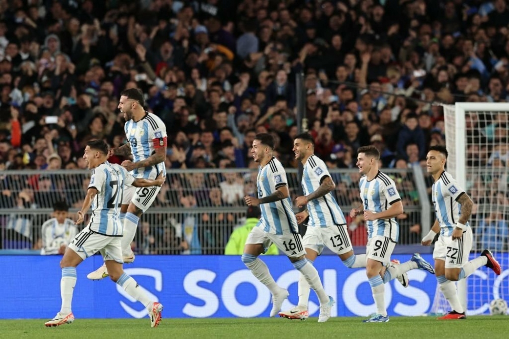 ĐT Argentina có bàn thắng mở tỷ số ngay ở phút thứ 3 nhờ công của trung vệ Otamendi.