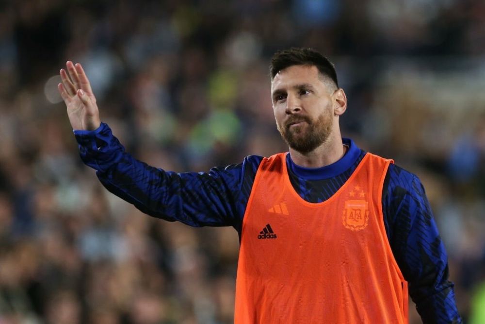 Tới đầu hiệp 2, Messi khởi động.