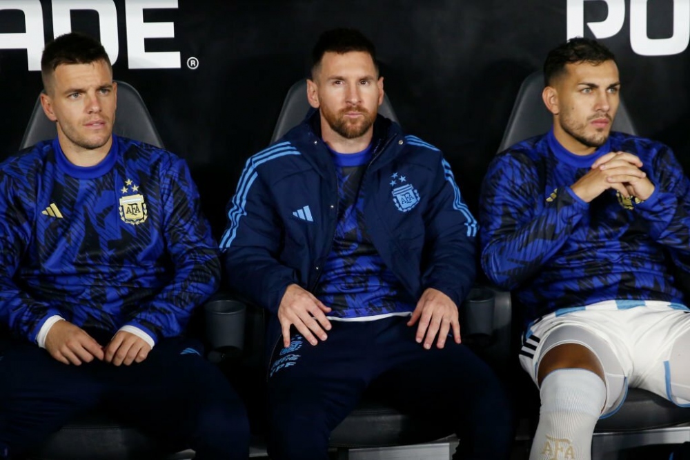 Do mới trở lại sau chấn thương, Messi chỉ được HLV Scaloni điền tên vào danh sách dự bị ở trận đấu này.