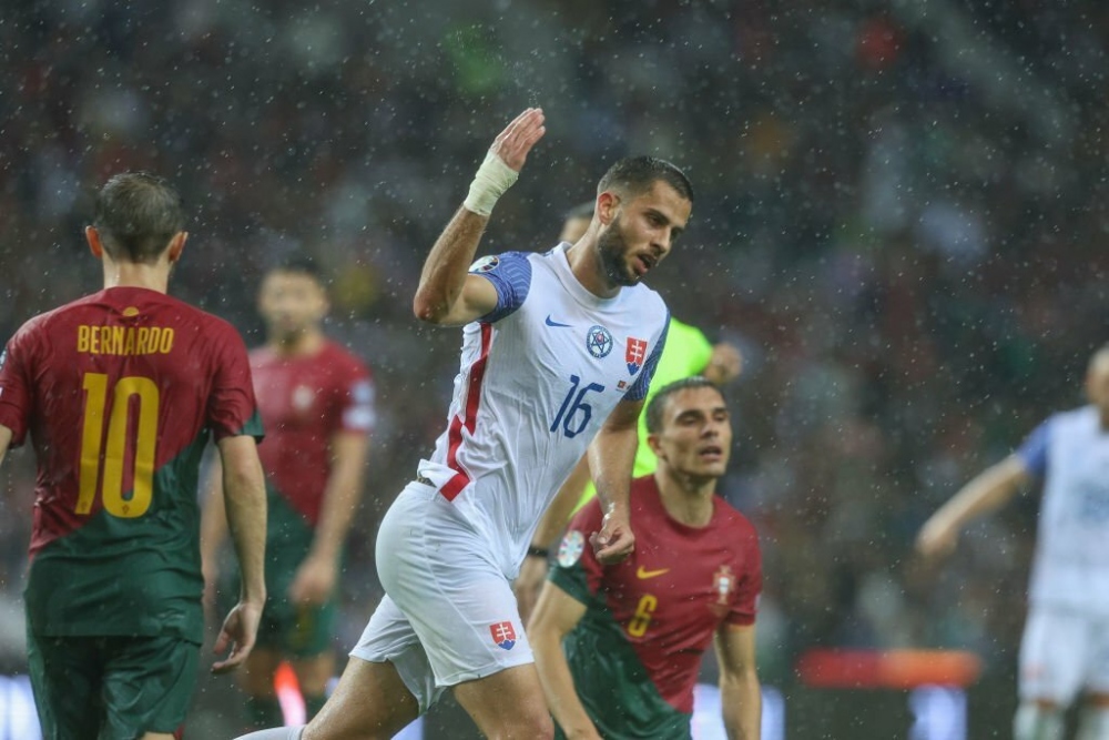Sang hiệp 2, Hancko rút ngắn tỷ số xuống 1-2 cho Slovakia.