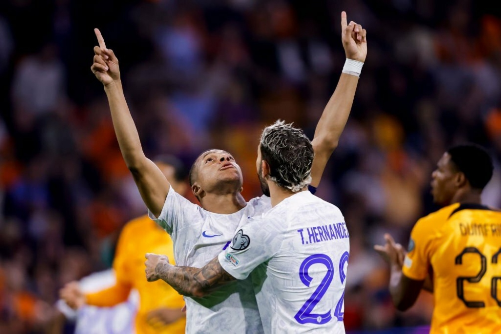 Ở trận đấu diễn ra cùng giờ, Mbappe ghi cú đúp giúp Pháp dẫn trước Hà Lan 2-0 sau 53 phút thi đấu.