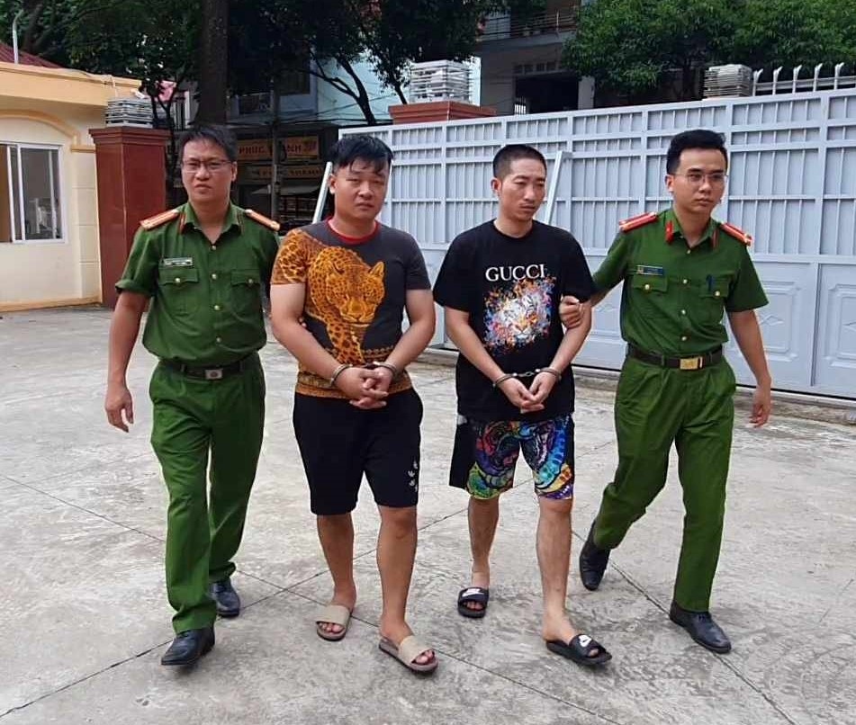Khánh và Trung được công an Đắk Lắk bàn giao cho công an TP. Hải Phòng vào sáng 23/10, sau 2 ngày gây án rồi bỏ trốn.