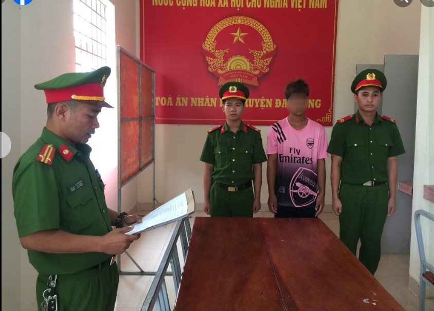 Công an đọc lệnh khởi tố Hồ Văn Hoàn.