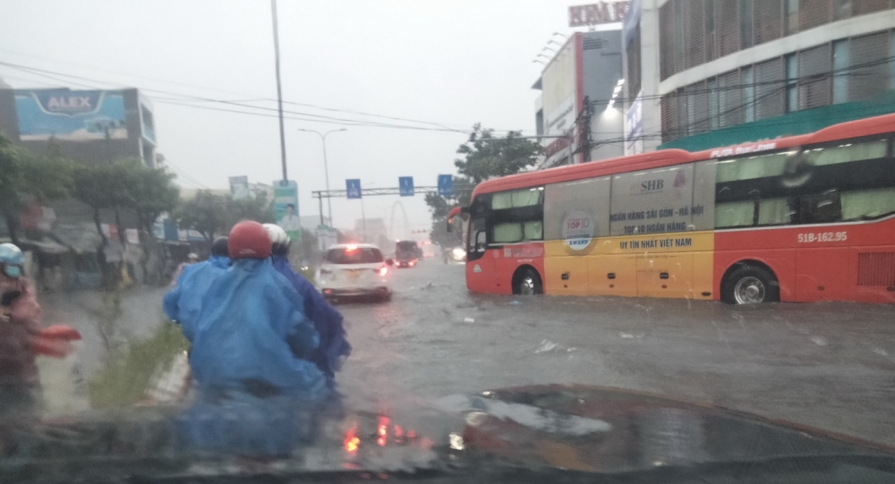 Mưa lớn gây ngập lụt ở nhiều nơi tại thành phố Đà Nẵng